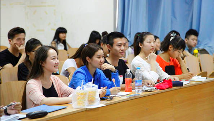 編導(dǎo)專業(yè) 編導(dǎo)藝考考生認(rèn)真聽(tīng)講